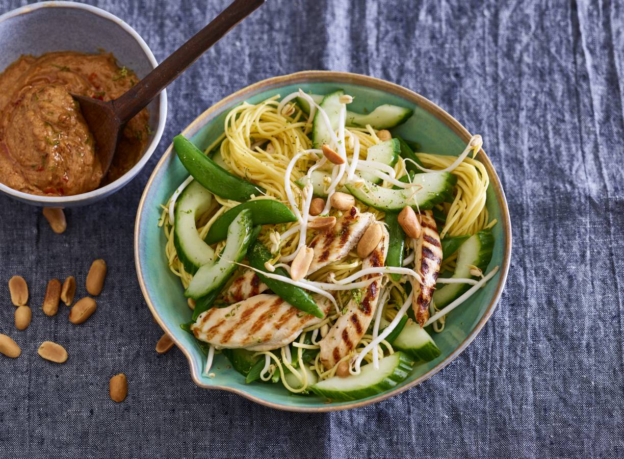 Thaise kipsalade met pindadressing