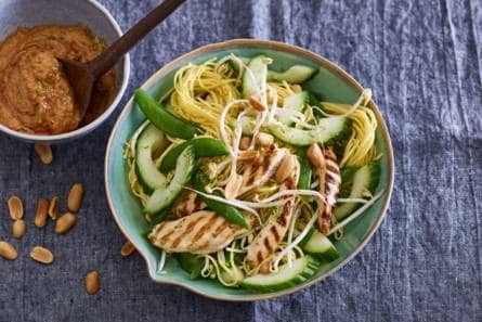 Thaise kipsalade met pindadressing