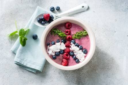 Smoothiebowl met bosvruchten en cacao