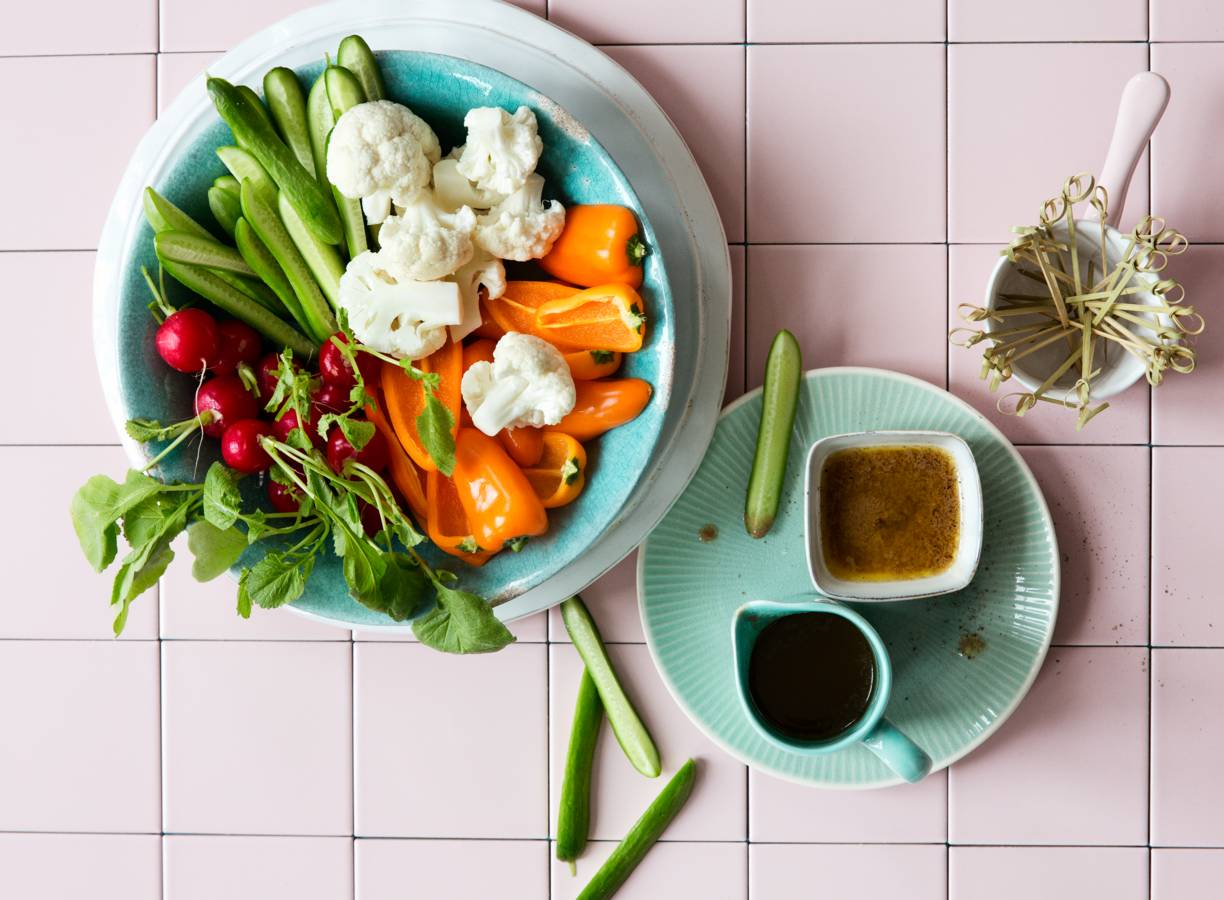 Superbowl van snackgroenten met bagna cauda-dip