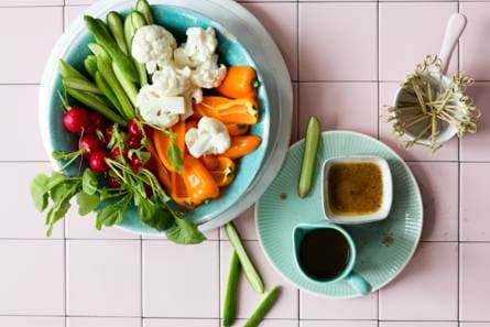 Superbowl van snackgroenten met bagna cauda-dip