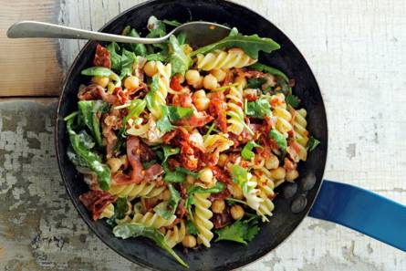 Fusilli met ham en zongedroogde-tomatensaus