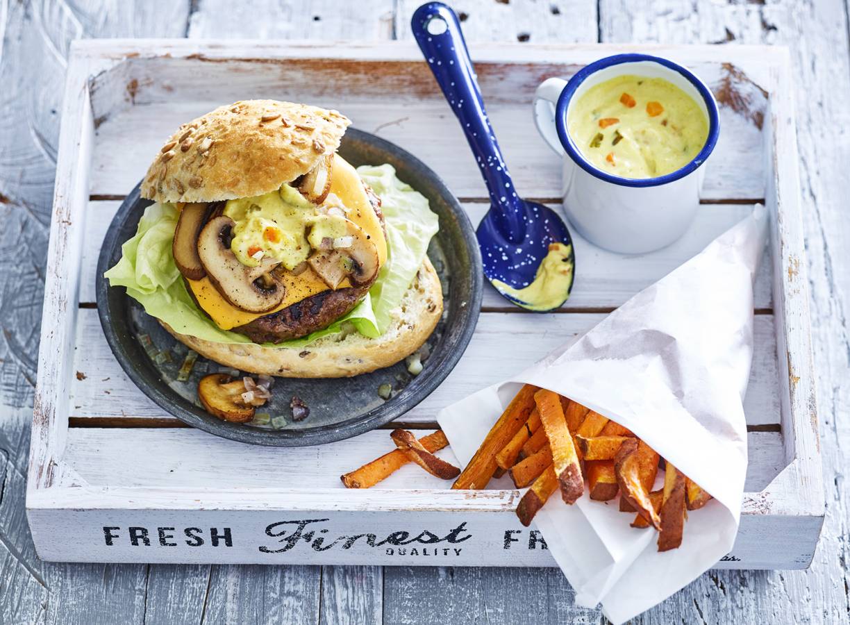 Hollandse cheeseburger met zoete-aardappelfrites