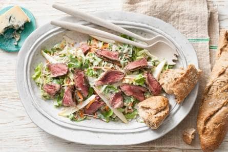 Salade met malse biefstukreepjes en kaasdressing