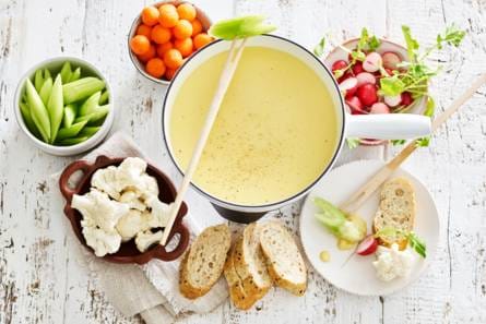 Boerenkaasfondue met lentegroenten