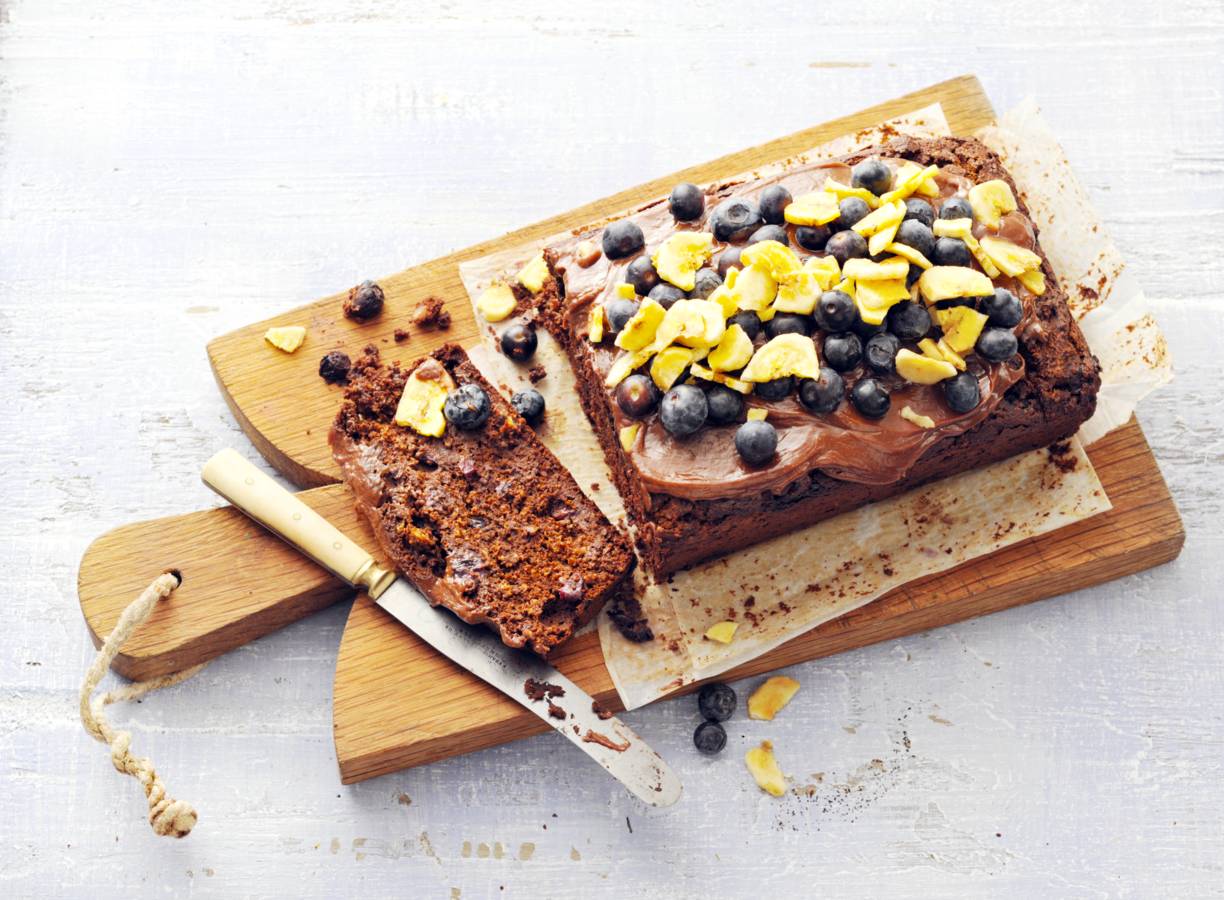 Chocoladecake met blauwe bessen en banaan