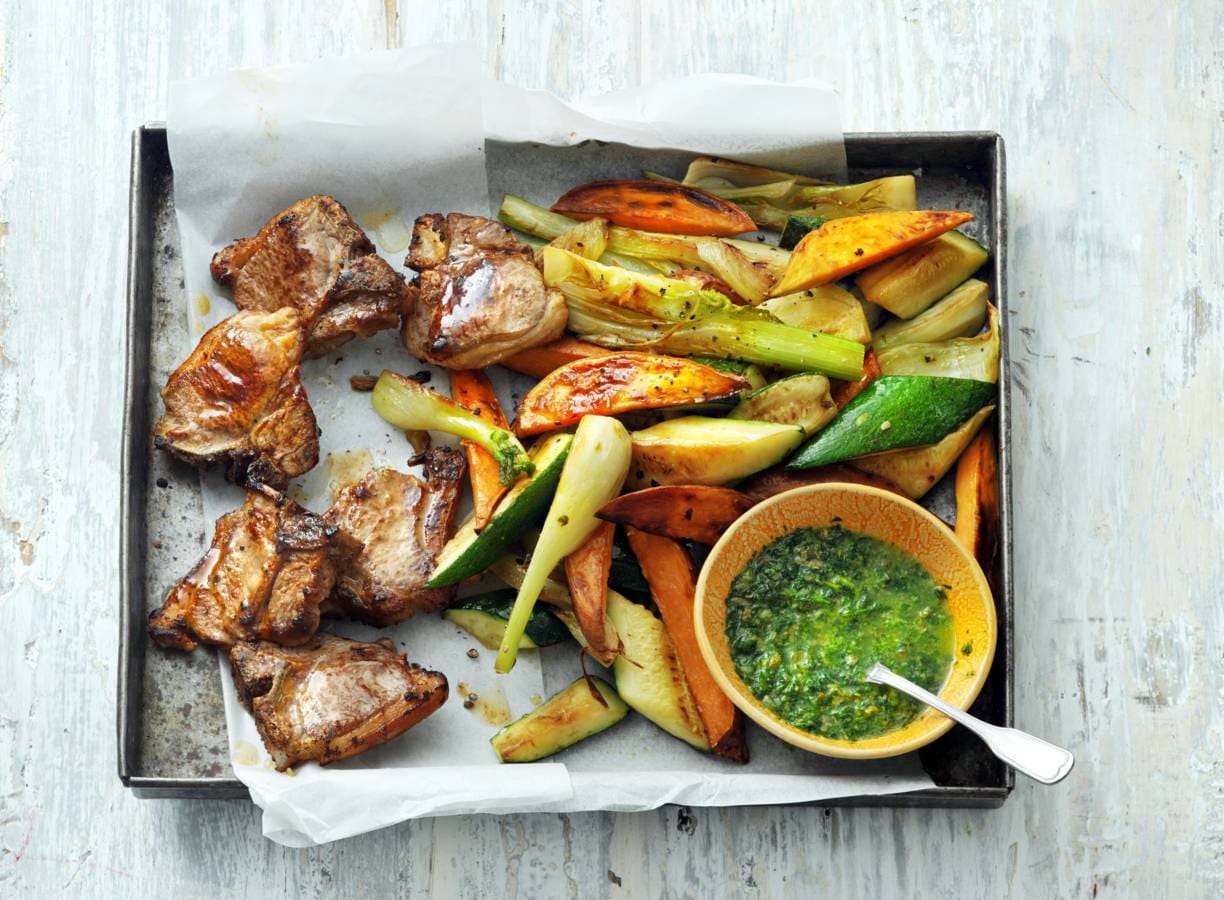 Lamskoteletjes met geroosterde groenten en salsa verde