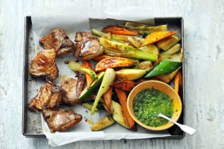 Lamskoteletjes met geroosterde groenten en salsa verde