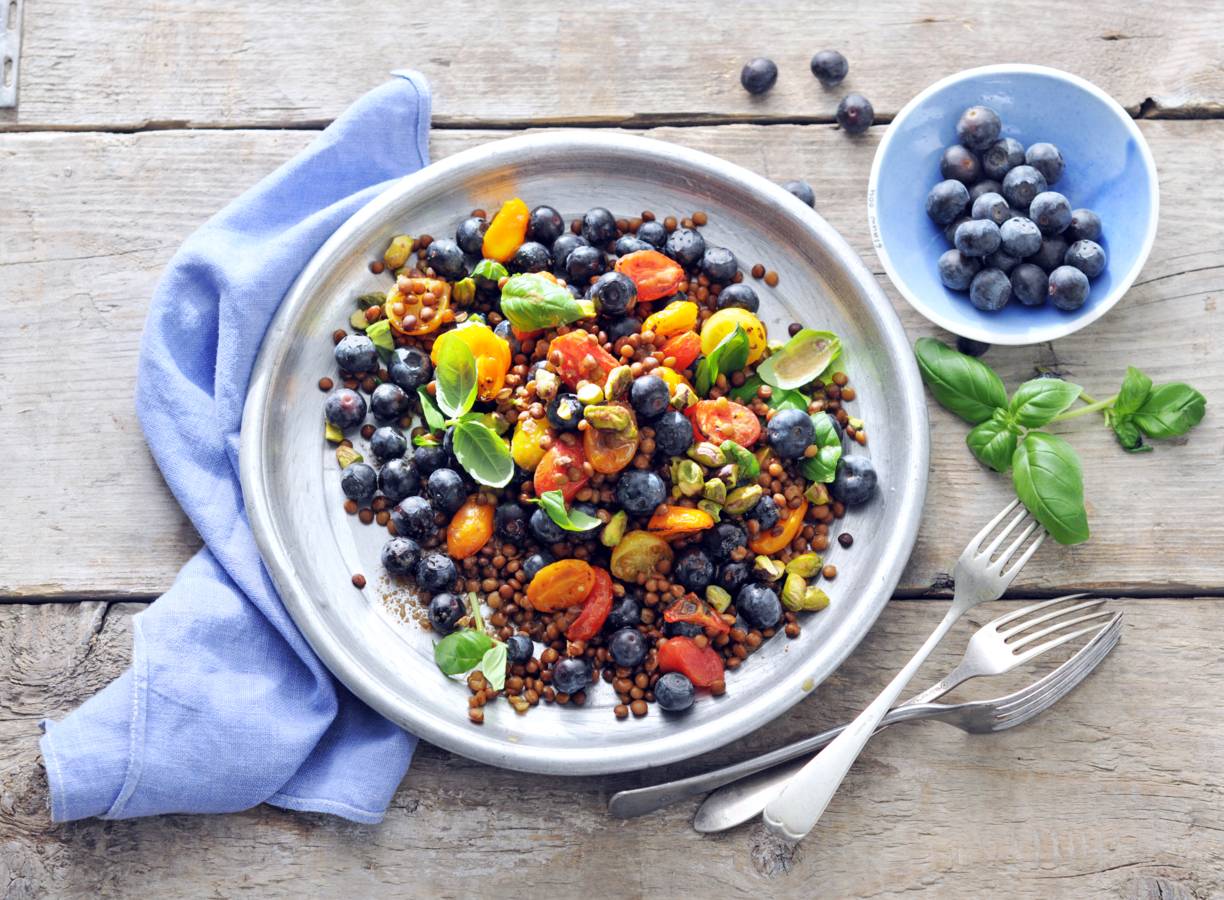 Linzensalade met tomaat en blauwe bes
