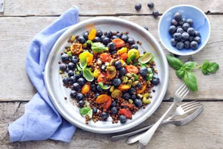 Linzensalade met tomaat en blauwe bes