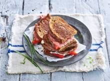 Tosti nieuwe stijl met verse geitenkaas, gegrilde paprika en rookvlees.