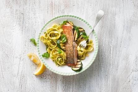 Ta­gli­a­tel­le met zalm en avo­ca­do­pes­to