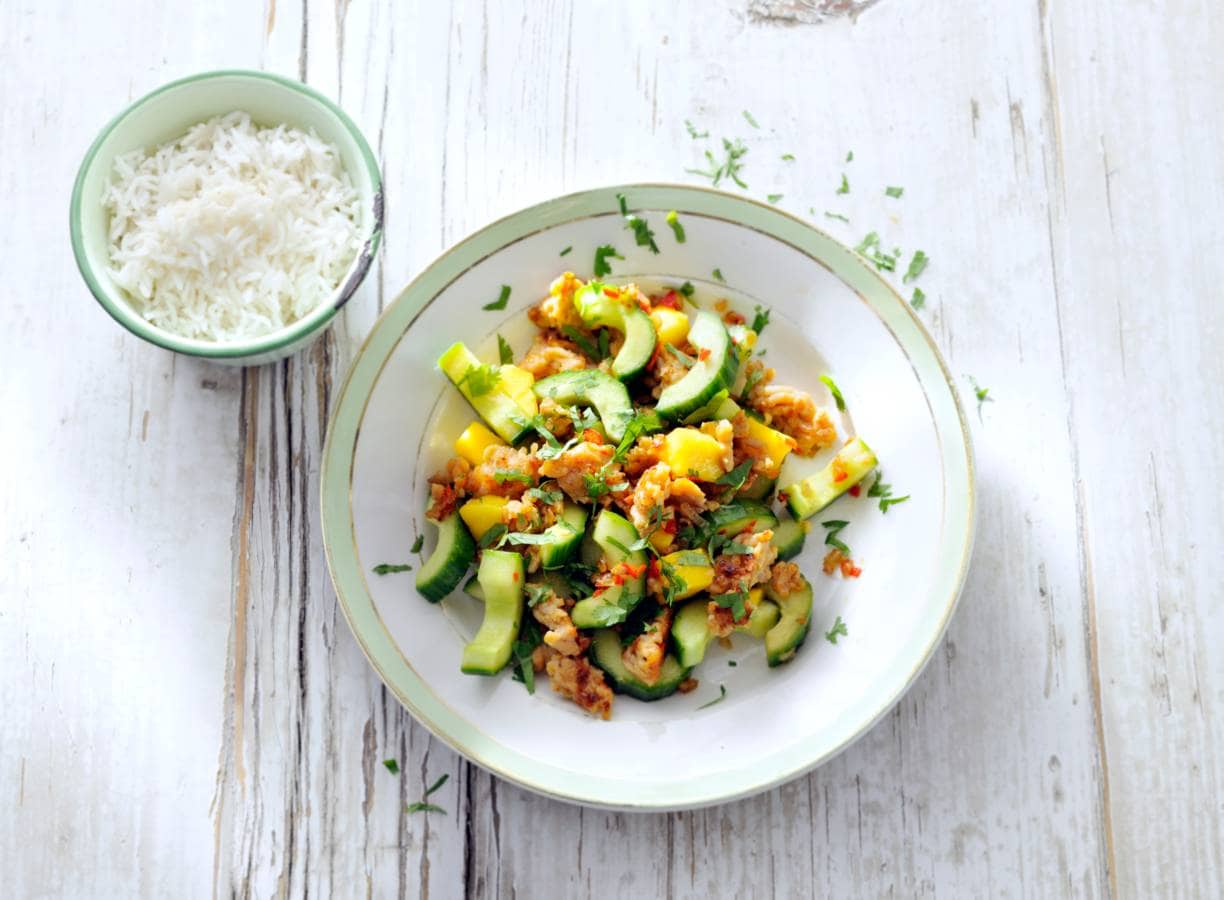 Pittige roerbak van kipgehakt met komkommer en mango