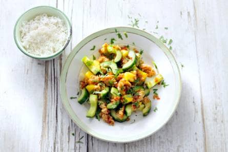 Pittige roerbak van kipgehakt met komkommer en mango