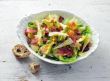 Dit is de lente op je bord: een frisse salade van doperwten, peer en ham.