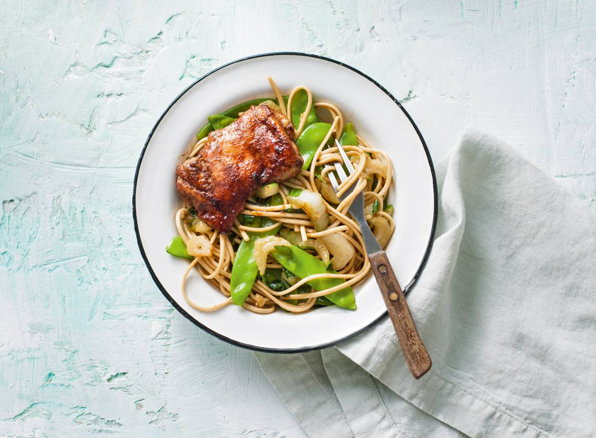 Sticky kipdijfilet met noedels en paksoi