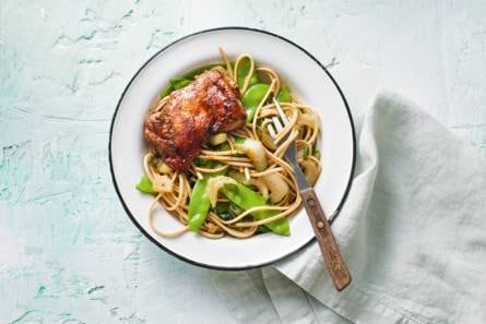 Sticky kipdijfilet met noedels en paksoi