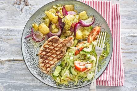 Gegrild filetlapje met aardappelen en frisse salade
