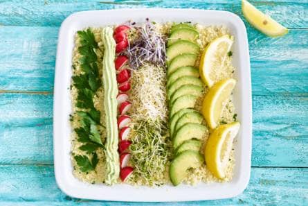 Couscoussalade met geitenkaas, avocado en kiemgroente