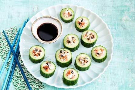 Komkommersushi met zalmvulling