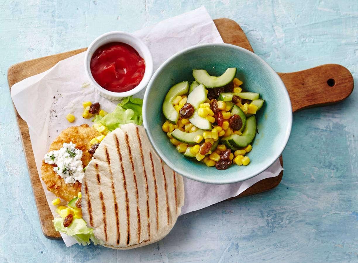 Pita met kabeljauwburger en mais-komkommersalade