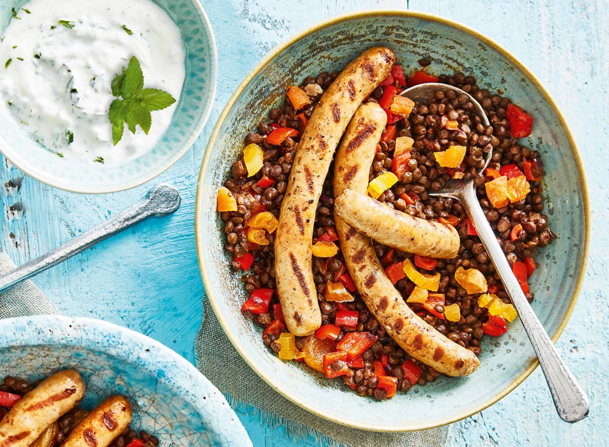 Linzenschotel met gegrilde chipolata
