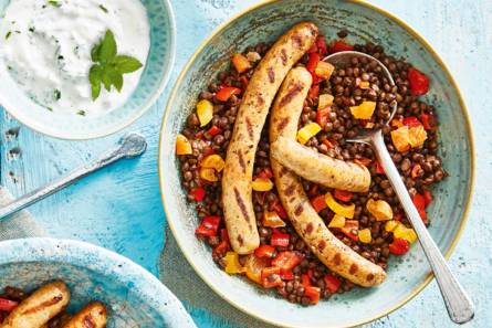 Marokkaanse linzenschotel met gegrilde chipolata