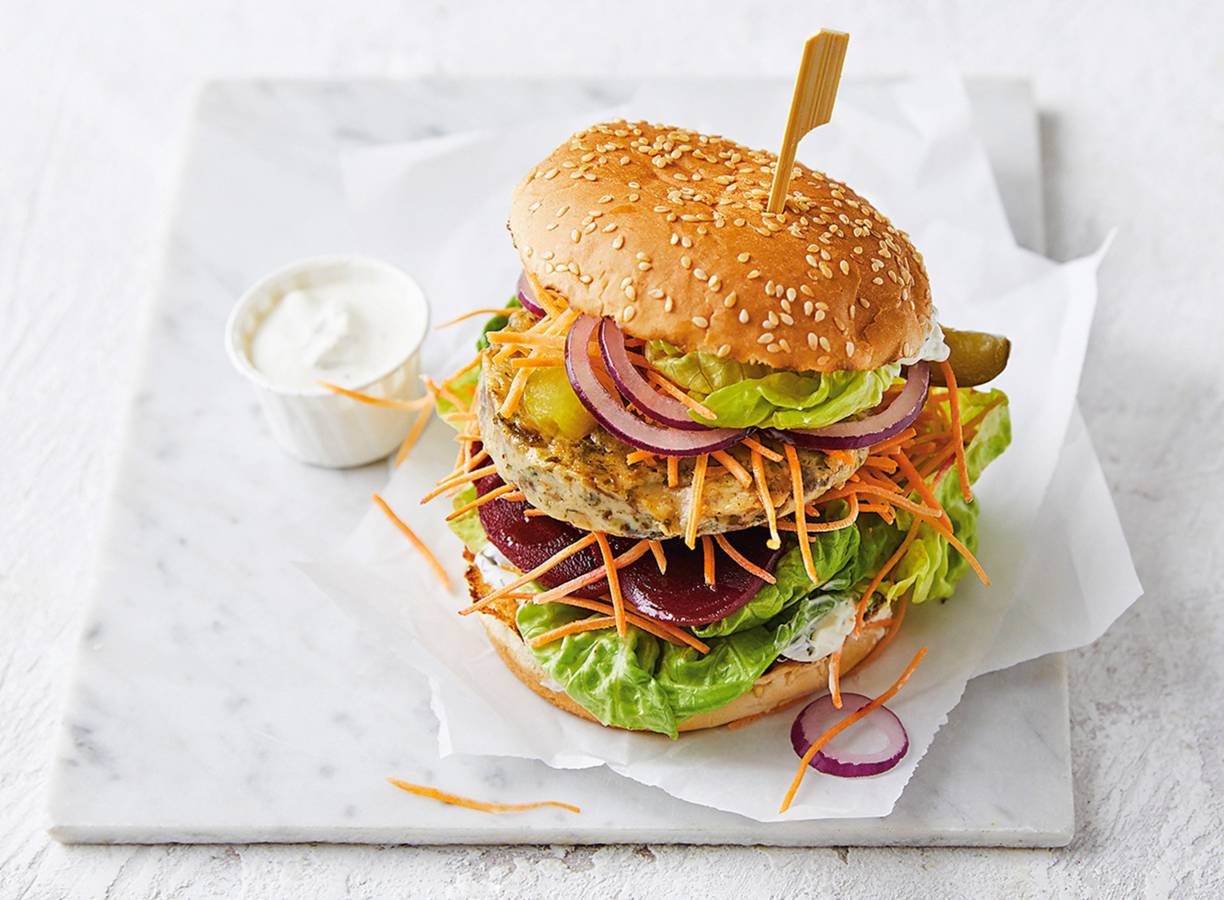 Aspergeburger met wortel, bietjes en tzatziki