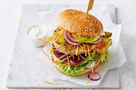 Aspergeburger met wortel, bietjes en tzatziki