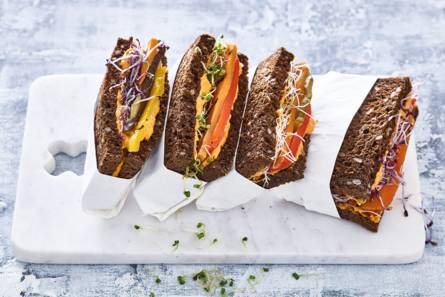 Donker meergranenbrood met hummus en kiemgroenten