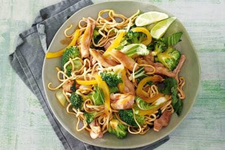 Frisse roerbak met broccoli en kip