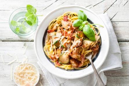 Glutenvrije spaghetti met courgette, kip en pancetta van Elize Vis