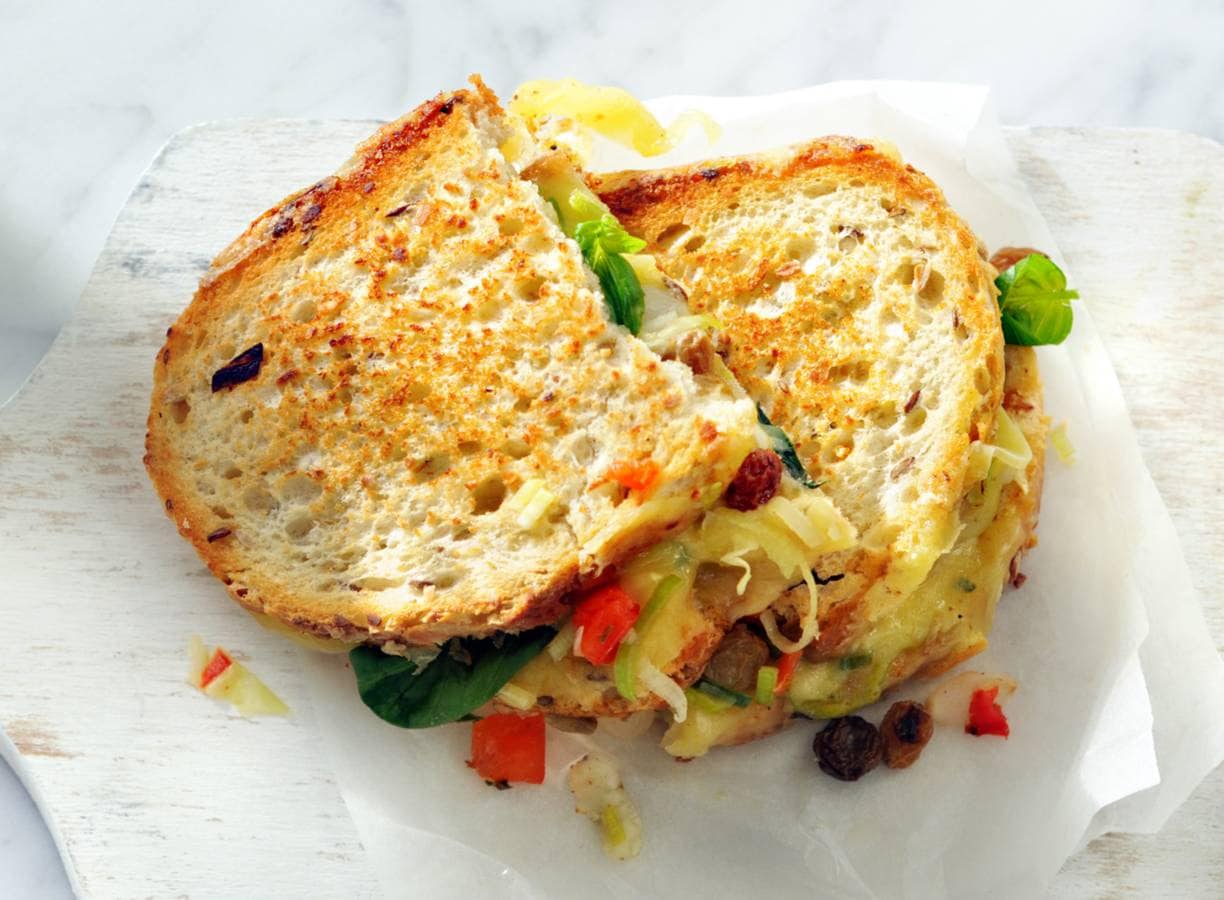 Kleurrijke groentetosti