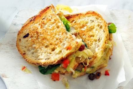 Kleurrijke groentetosti