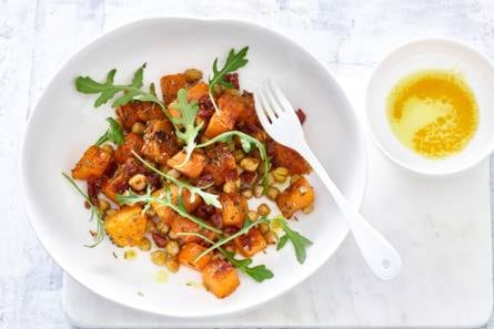 Salade met kikkererwten en pompoen van Ella Mills