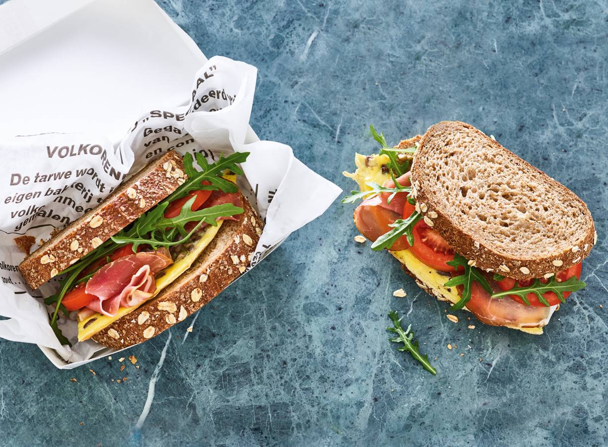 Volkorenbrood met rauwe ham en paddenstoelenomelet