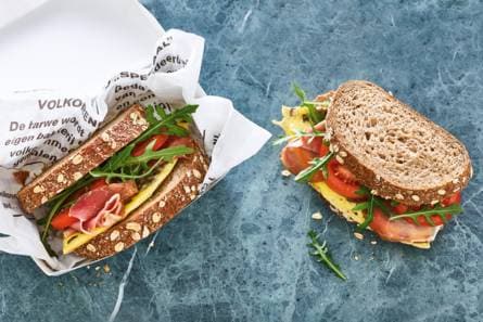 Volkorenbrood met rauwe ham en paddenstoelenomelet