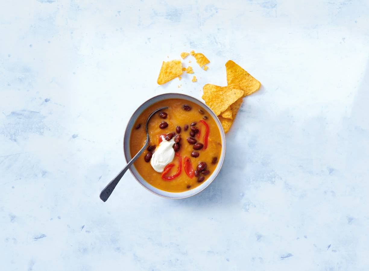 Mexicaanse maaltijdsoep van zoete aardappel met kidneybonen