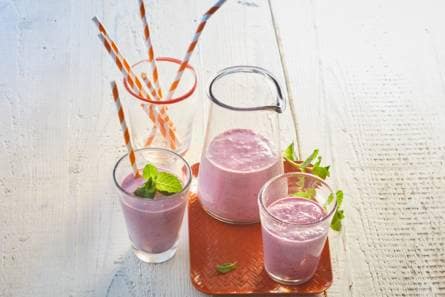 Ontbijtsmoothie met blauwe bessen en framboos