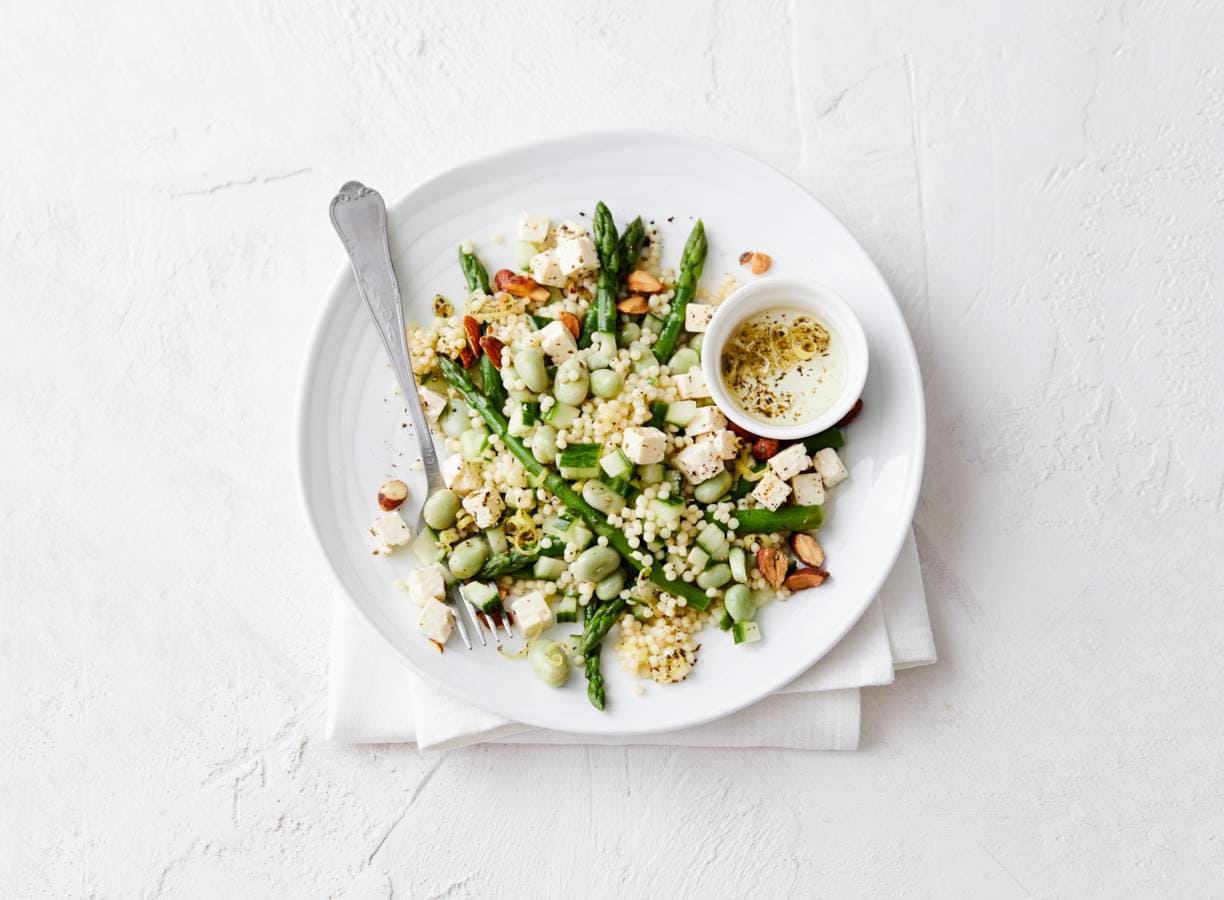 Parelcouscous met tuinbonen, feta en asperges