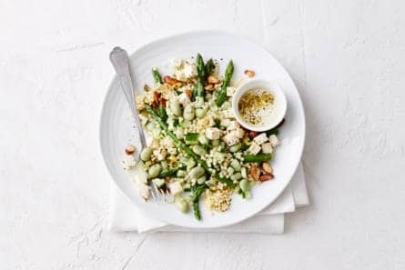 Parelcouscous met tuinbonen, feta en asperges