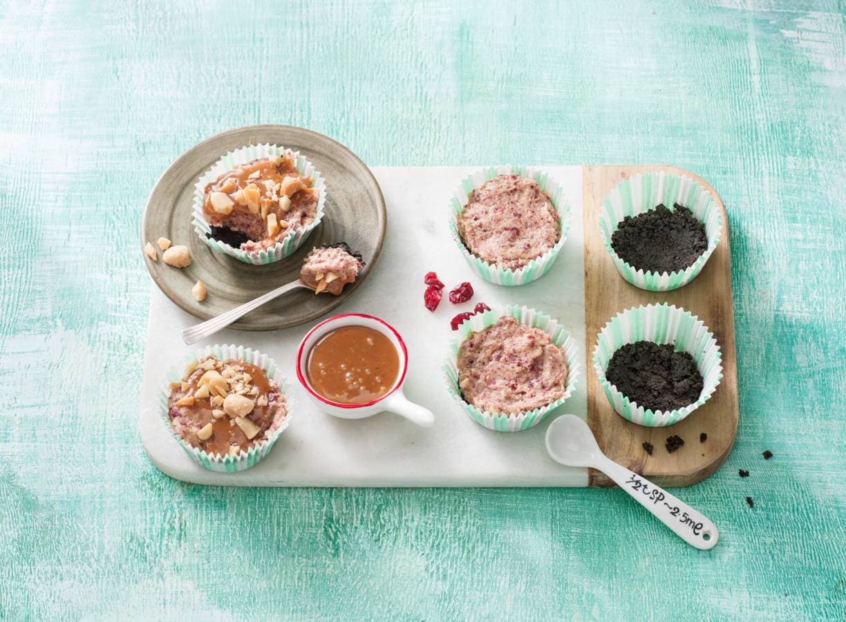 Cookie dough-cupcakes met Oreo-bodem en gezouten karamel