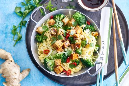 Pittige noedelroerbak met broccoli en teriyakitofu