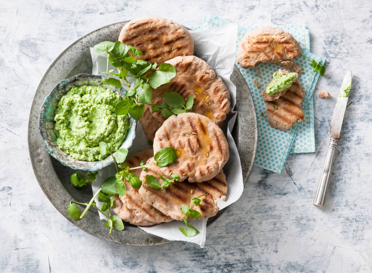 Glutenvrij platbrood met doperwtenspread