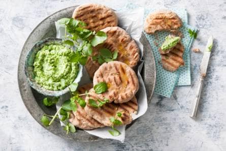 Glutenvrij platbrood met doperwtenspread