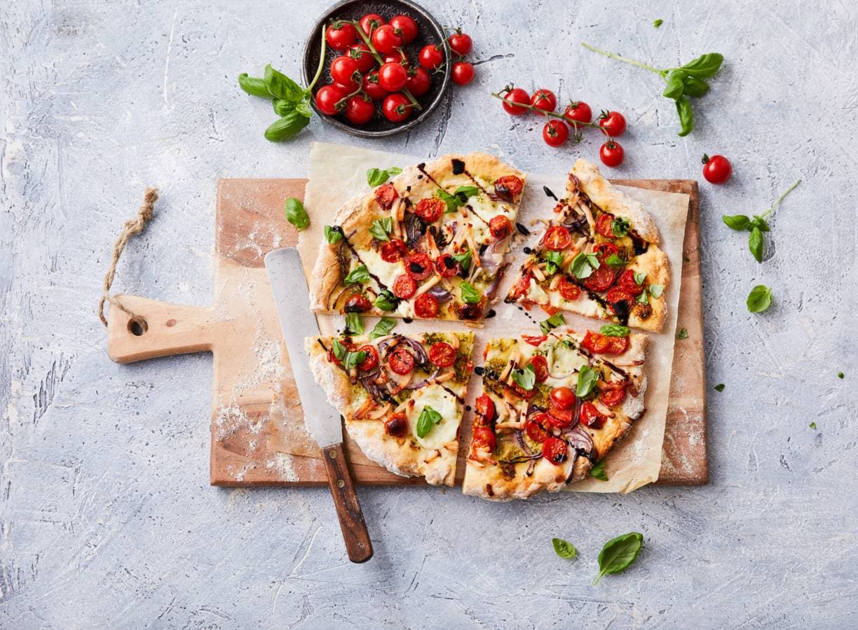 Glutenvrije pizza caprese met gerookte kip