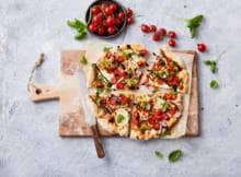 Mama mia! Deze pizza met cherrytomaatjes, buffelmozzarella, basilicum en kip is helemaal glutenvrij. 