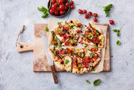Glutenvrije pizza caprese met gerookte kip