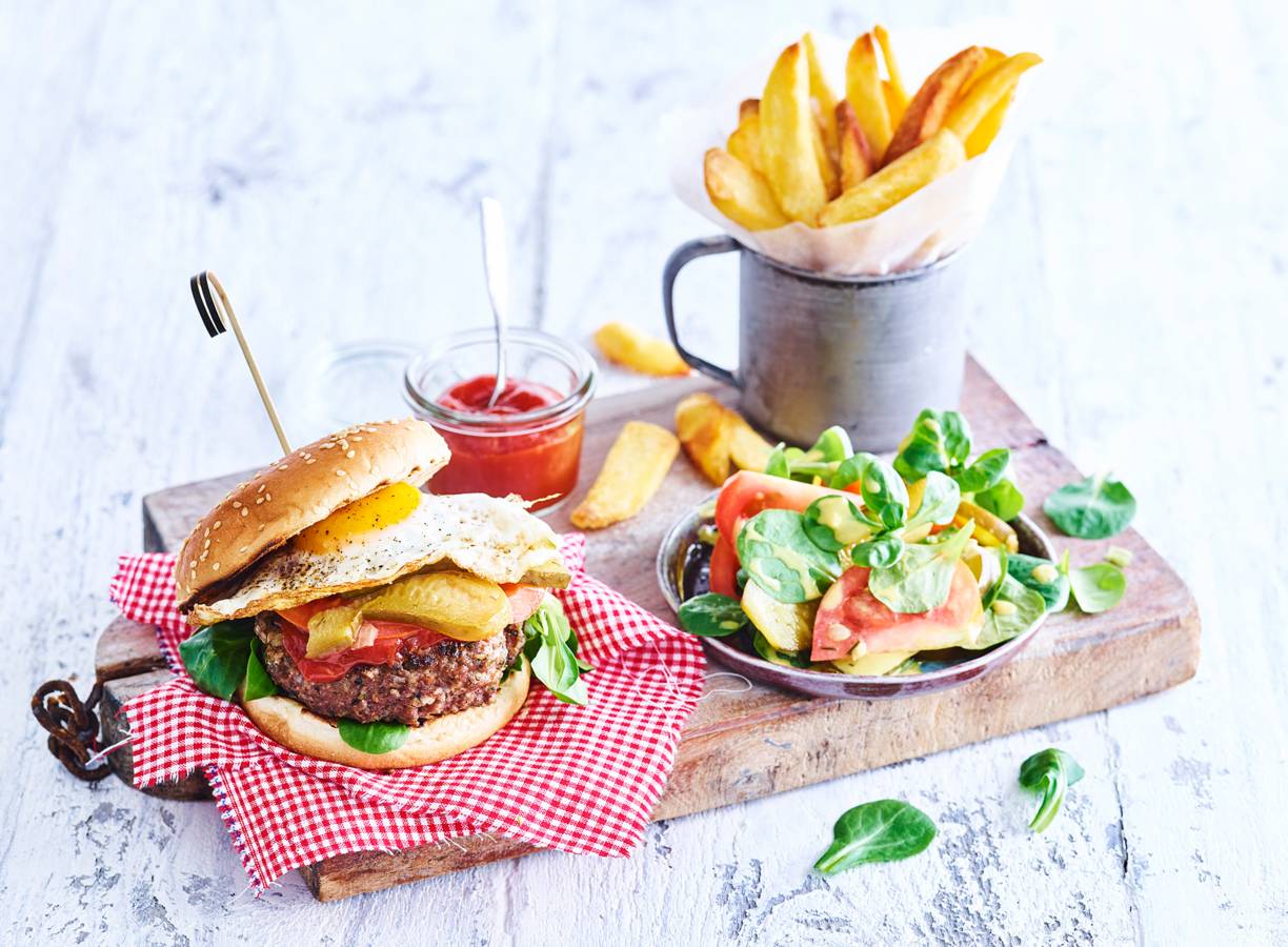 Italiaans gekruide vaderdag-burger met Vlaamse friet