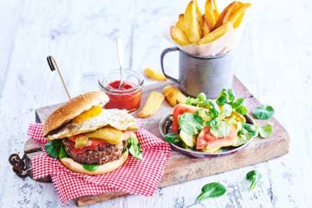 Italiaans gekruide vaderdag-burger met Vlaamse friet